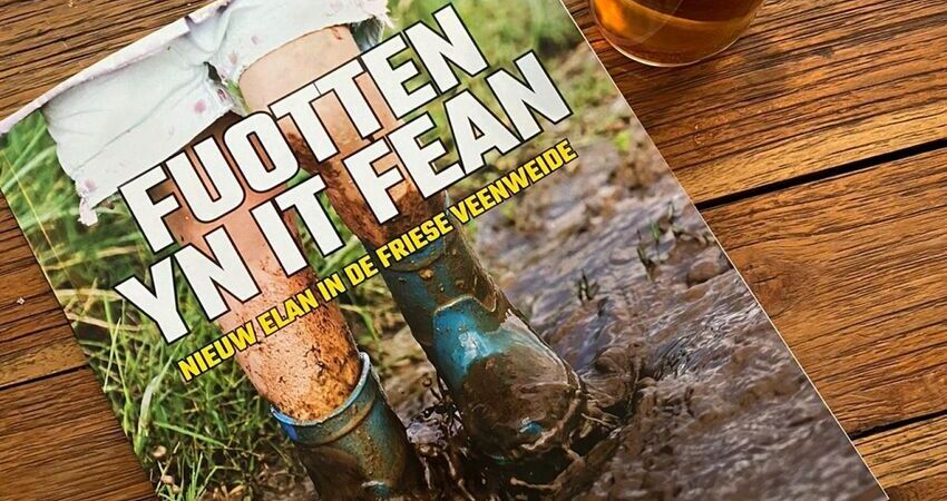 Foto van de cover van het veenweidemagazine Fuotten yn it fean